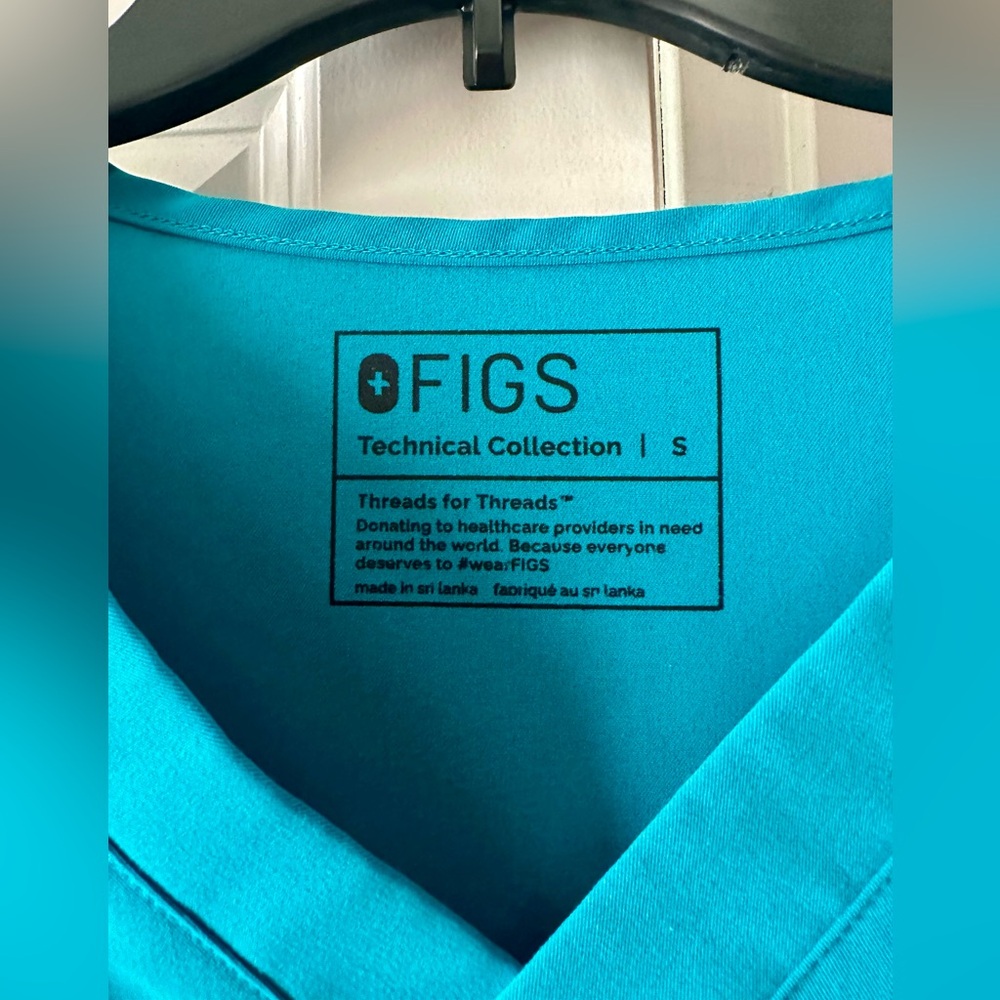 Figs scrub top. Men’s Leon size small fits like a woman’s medium. Teal blue
